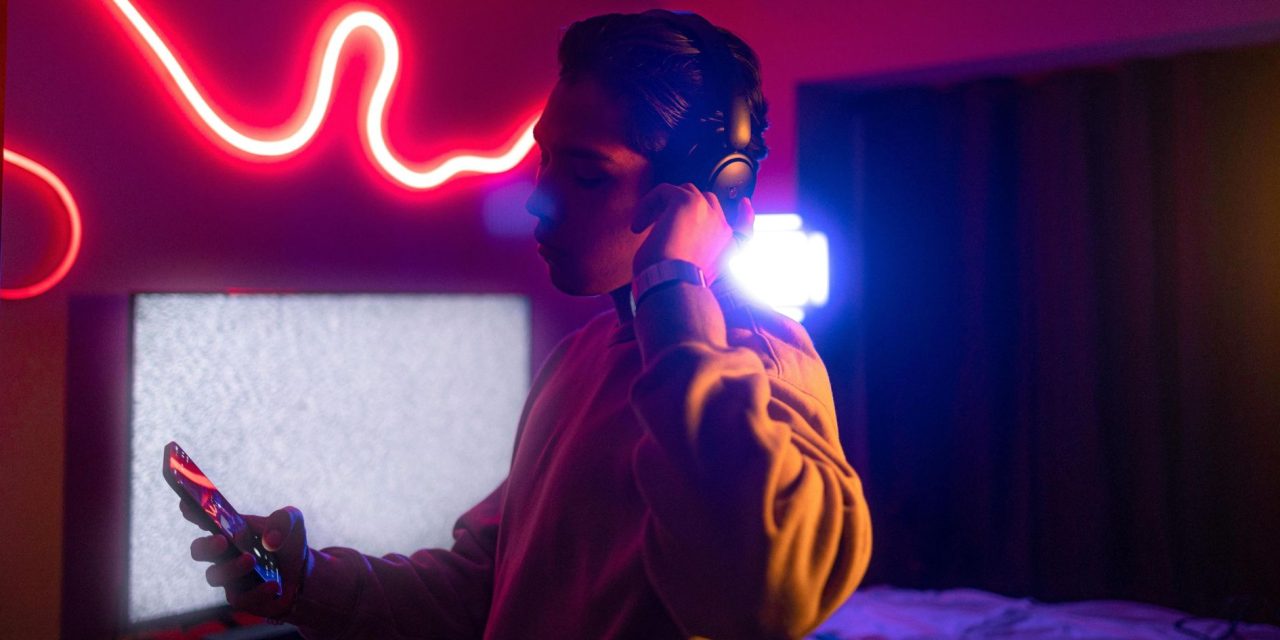 Pulse in the Mist — Cinematic EDM Drops for Late-Night Escapes